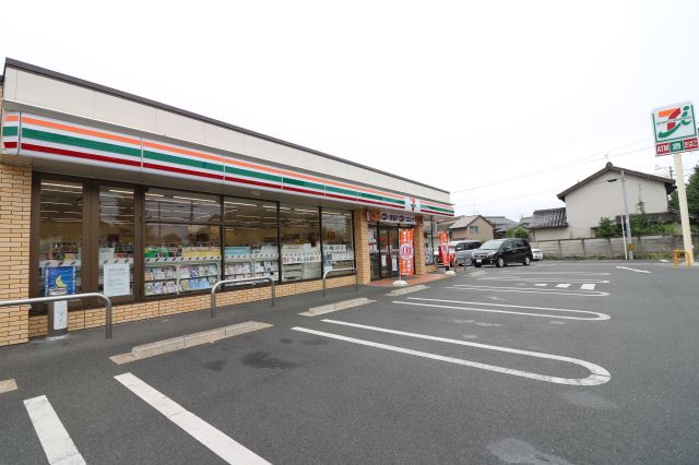コンビニ　セブンイレブン（コンビニ）まで800m