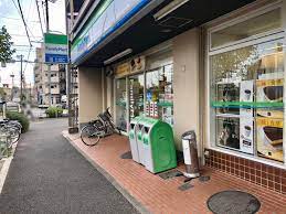 コンビニ　ファミリーマート 川名駅前店（コンビニ）まで403m