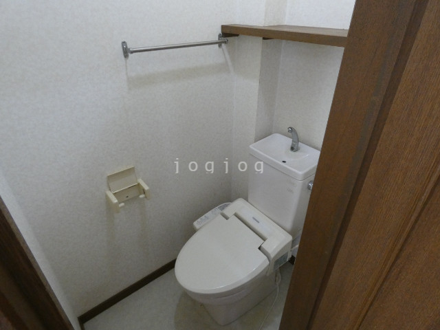 トイレ　嬉しい温水洗浄便座付きのトイレです。