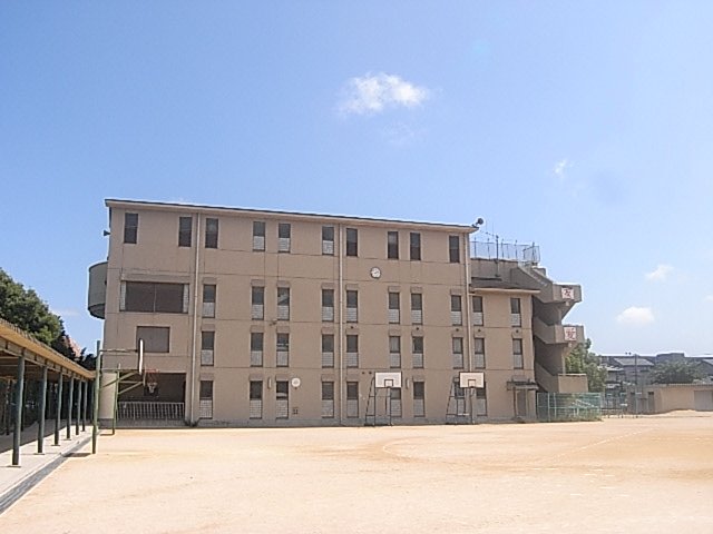 小学校　西宮市立香櫨園小学校（小学校）まで589m