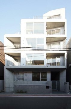 建物外観　鉄筋コンクリート造のがっちりとした建物。