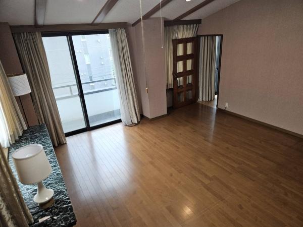 大河住宅の居間写真