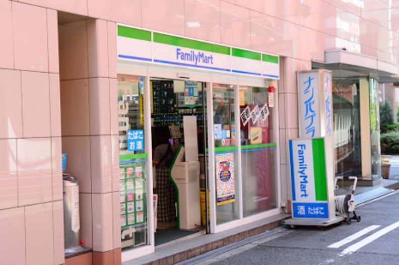 コンビニ　ファミリーマート ナンバプラザホテル店（コンビニ）まで354m