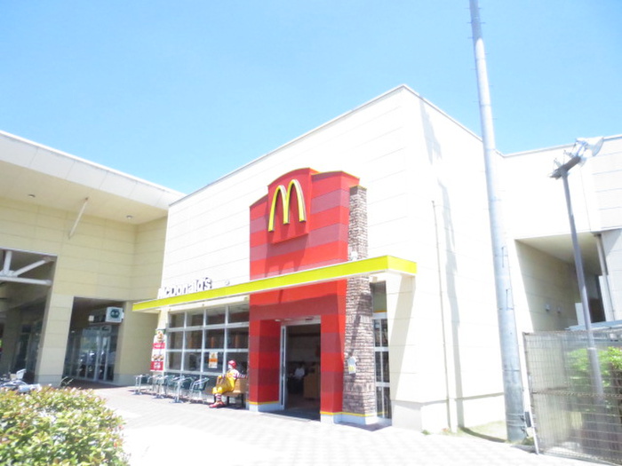 飲食店　マクドナルド新田東店（飲食店）まで950m