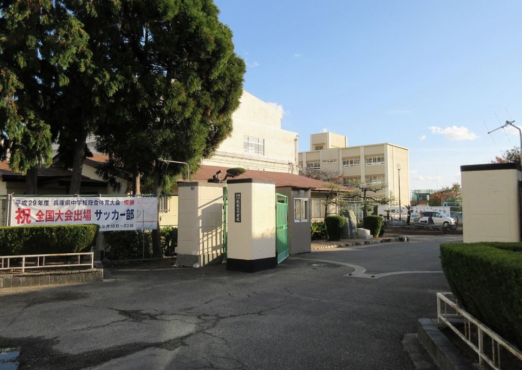 中学校　神戸市立歌敷山中学校（中学校）まで372m