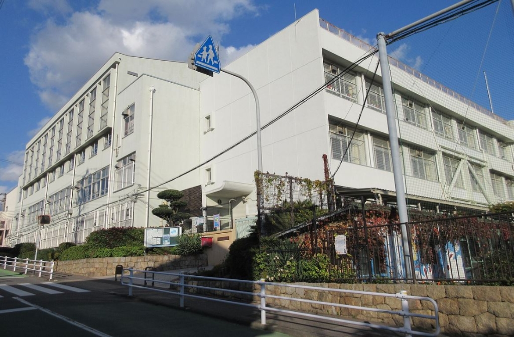 小学校　神戸市立霞ケ丘小学校（小学校）まで864m