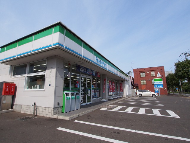 コンビニ　ファミリーマート札幌旭町7丁目店（コンビニ）まで303m