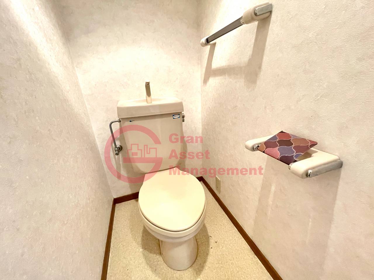 トイレ　落ち着いた色調のトイレです