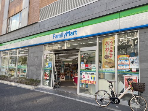 コンビニ　ファミリーマート 目黒三丁目店（コンビニ）まで635m