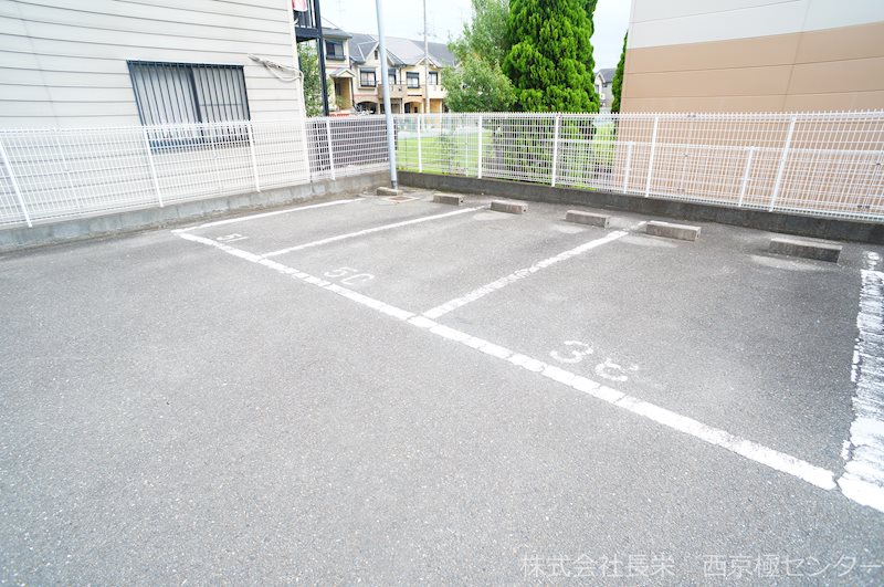 駐車場　敷地内ガレージ（月額7，700円）