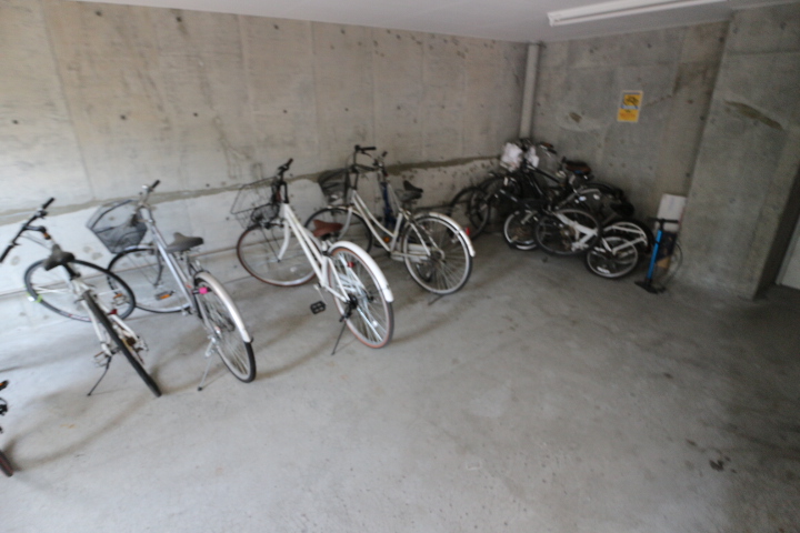 その他共有部分　自転車置き場です☆