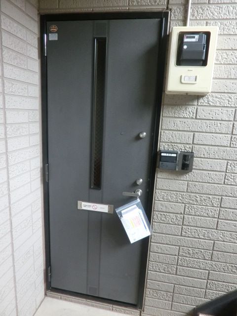 セキュリティ　インターフォン付きの玄関