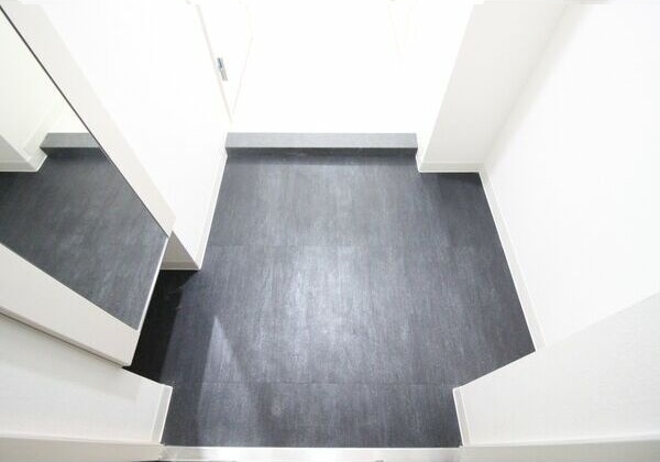 玄関　※写真は同じマンションの違う部屋のものになります。