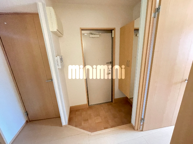 玄関　※同タイプのお部屋の写真です。