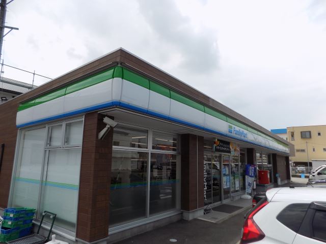 コンビニ　ファミリーマート（コンビニ）まで270m