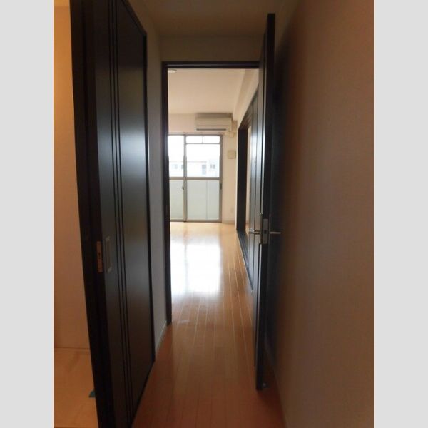 玄関　※写真は同じマンションの違う部屋のものになります。