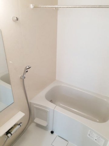 バス・シャワールーム　コンパクトで使いやすいお風呂です