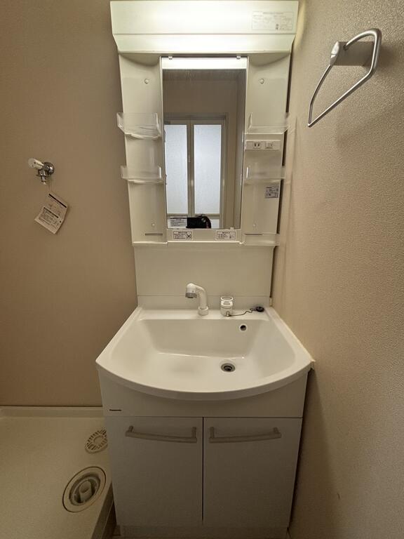 洗面設備　同一間取り別階のお部屋になります。