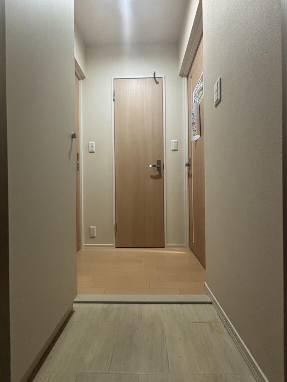 玄関　同一間取り別階のお部屋になります。