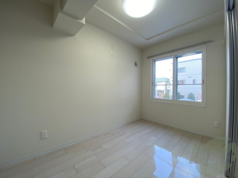 その他部屋・スペース　寝室はこちらです。光が差し込む、温かみのあるお部屋です。