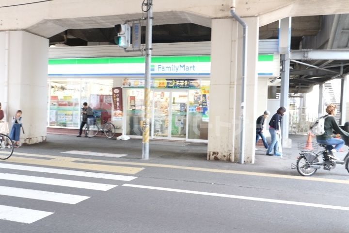 コンビニ　ファミリーマート/本八幡駅西店（コンビニ）まで30m