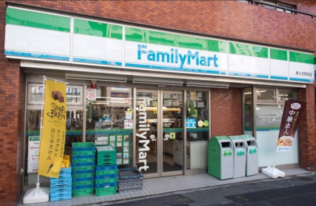 コンビニ　ファミリーマート勝どき駅前店（コンビニ）まで310m