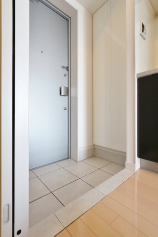 玄関　同物件・別部屋（参考写真）