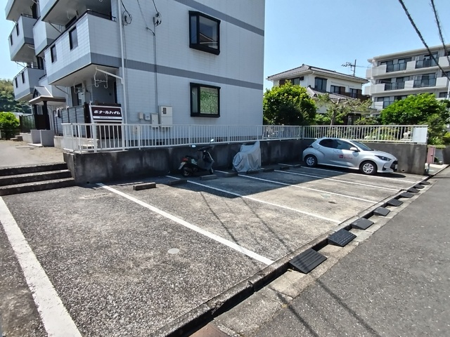 駐車場　舗装された駐車場です（空き要確認）