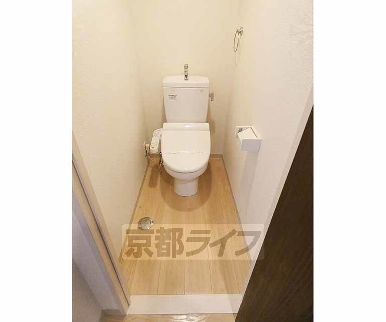 トイレ　ウォシュレットつき。