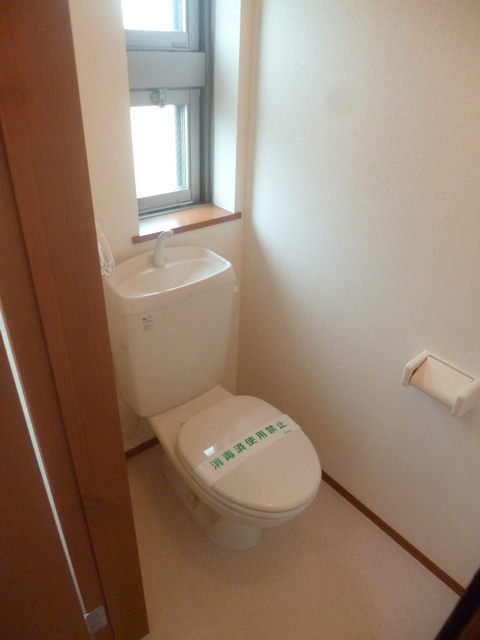 トイレ　★トイレには小窓があります★