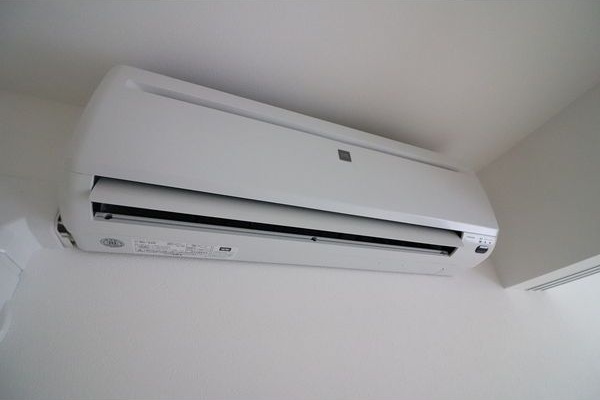 その他設備　夏もカラッと快適♪エアコン付きです！