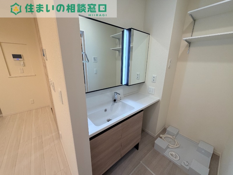 愛知環状鉄道 六名駅 徒歩13分 3階建 新築の内装写真