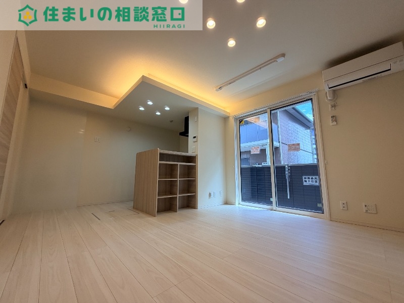 愛知環状鉄道 六名駅 徒歩13分 3階建 新築の居間写真