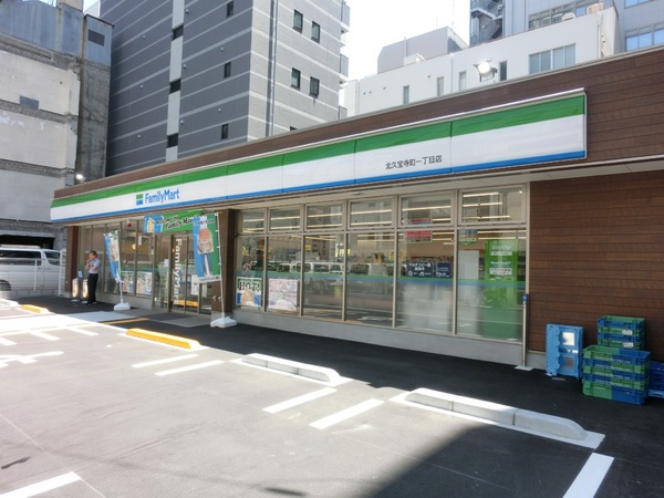 コンビニ　ファミリーマート北久宝寺町一丁目店（コンビニ）まで121m