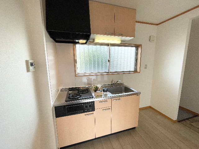キッチン　※室内写真は反転タイプの別室サンプル写真です。