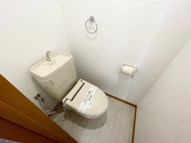 トイレ　※室内写真は反転タイプの別室サンプル写真です。