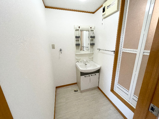 洗面設備　※室内写真は反転タイプの別室サンプル写真です。