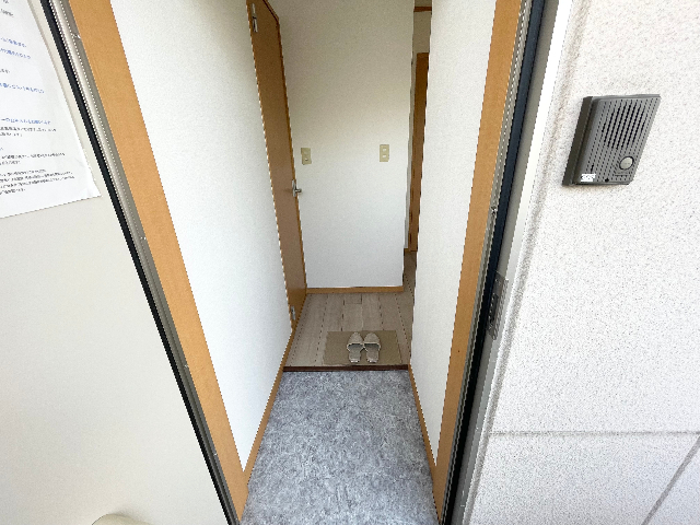 玄関　※室内写真は反転タイプの別室サンプル写真です。