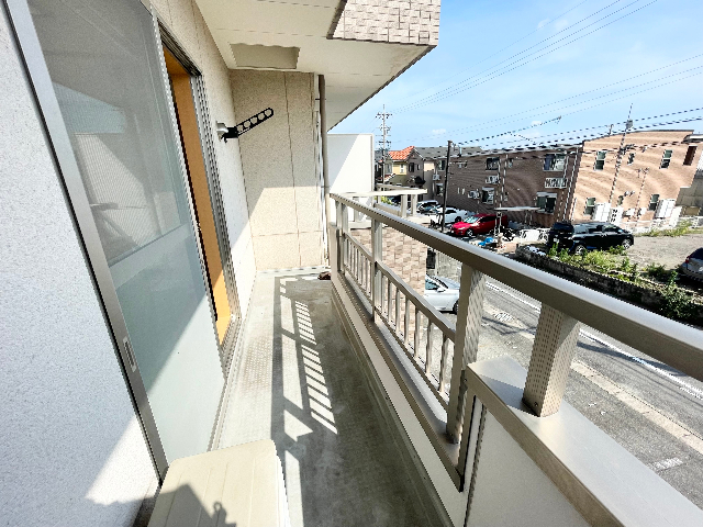 バルコニー　※室内写真は反転タイプの別室サンプル写真です。