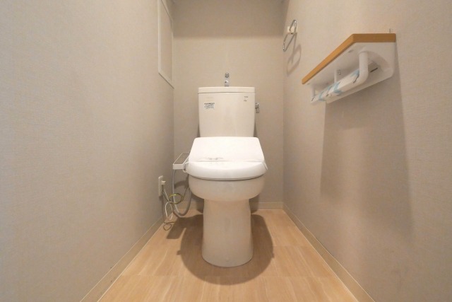 トイレ　落ち着いた色調のトイレです