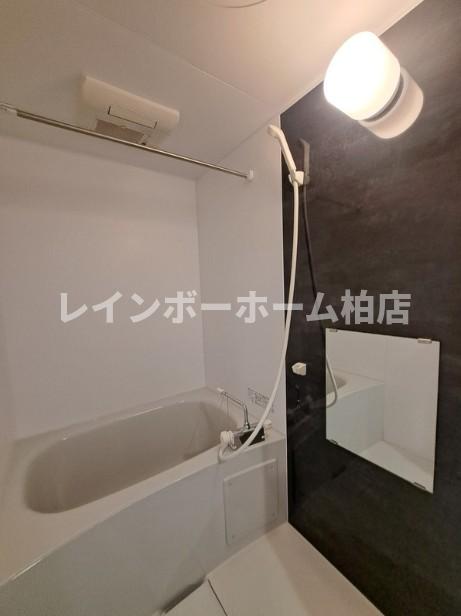 バス・シャワールーム　浴室暖房換気乾燥機があります