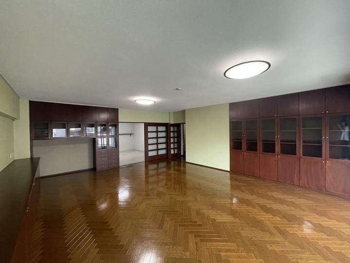 日商岩井音羽マンションの居間写真