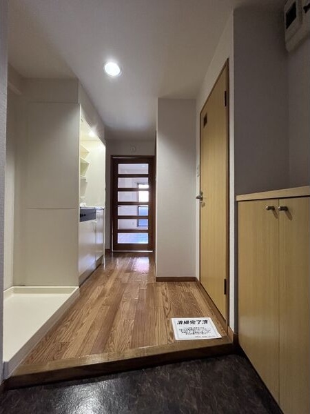 玄関　※写真は同じマンションの違う部屋のものになります。