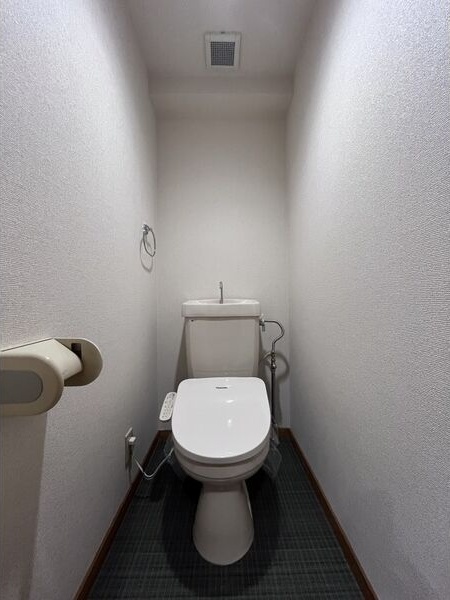 トイレ　※写真は同じマンションの違う部屋のものになります。