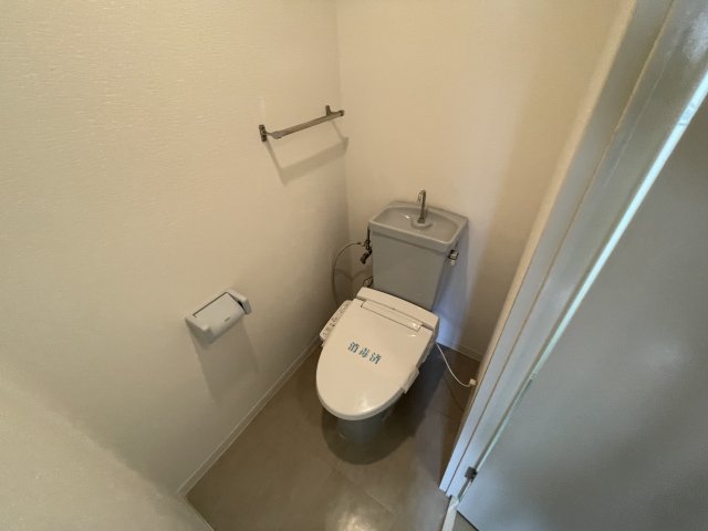 トイレ　嬉しい温水洗浄便座付き！
