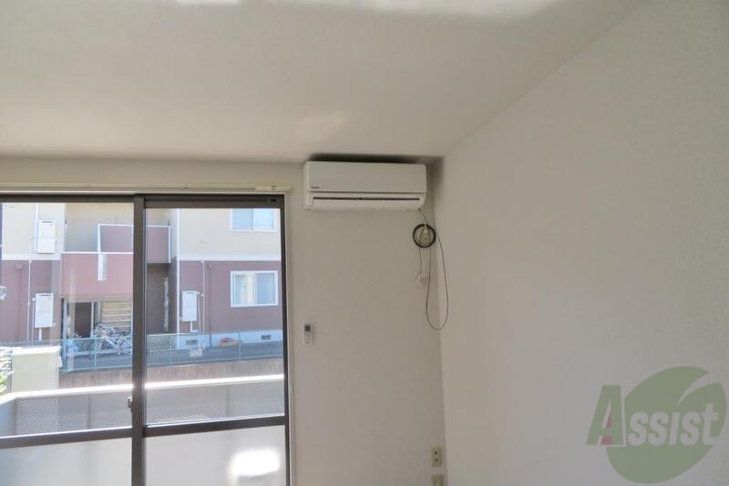 その他設備　エアコンはお部屋の角に一台。頑張ってもらいましょう。