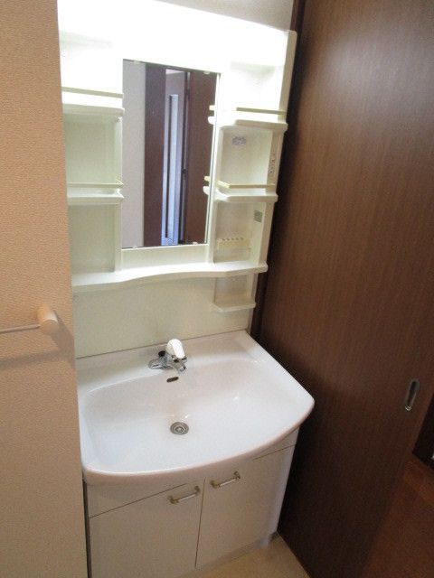 洗面設備　忙しい朝に便利な独立洗面化粧台