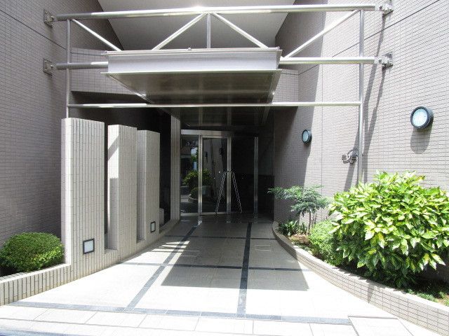 エントランス　建物内へのアプローチ