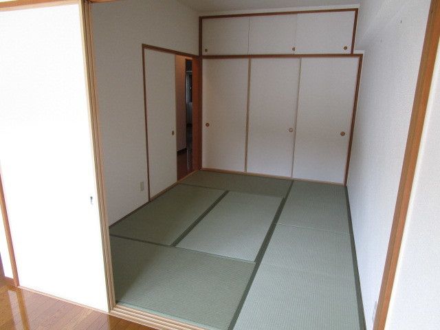 その他部屋・スペース　リビングの隣には6帖の和室がございます