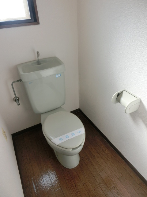 トイレ　窓付きトイレで換気も楽々。